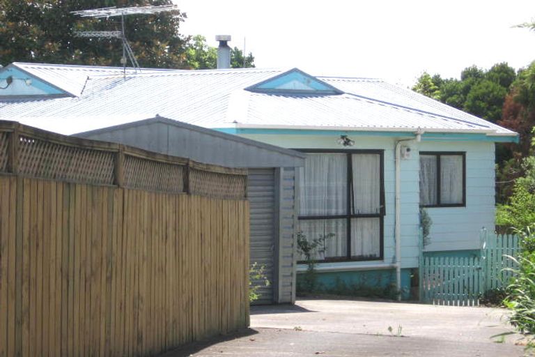 Photo of property in 2/329 Wairau Road, Totara Vale, Auckland, 0627