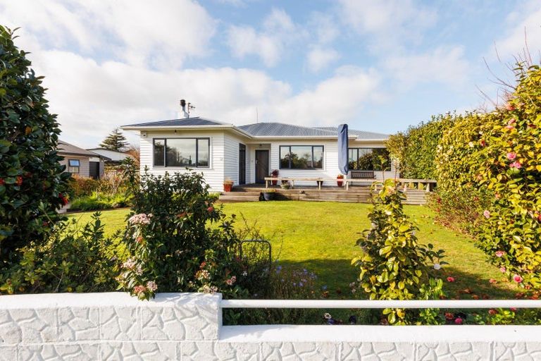 Photo of property in 16 Saint Albans Avenue, Hokowhitu, Palmerston North, 4410