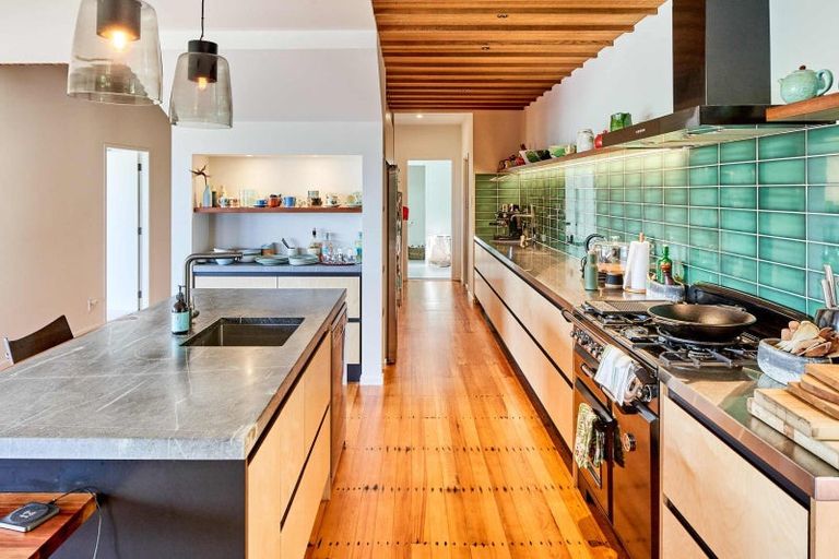 Photo of property in 41 Seaview Road, Paremata, Porirua, 5024