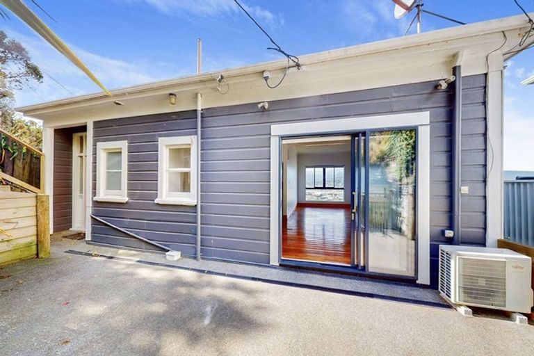 Photo of property in 53 Sutherland Road, Melrose, Wellington, 6023