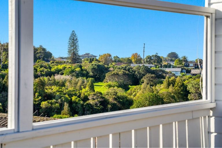 Photo of property in 1/13a Kitewao Street, Northcote, Auckland, 0627