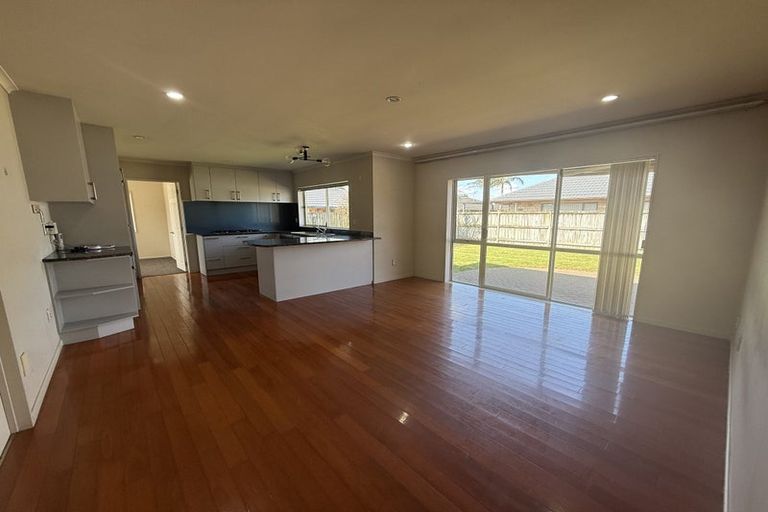 Photo of property in 12 Ballydonegan Rise, East Tamaki, Auckland, 2013
