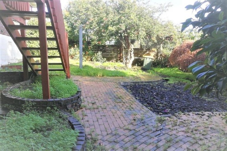 Photo of property in 1/1 Cheval Drive, Totara Vale, Auckland, 0629