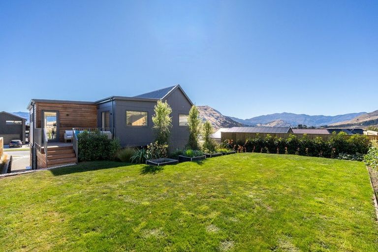 Photo of property in 104 Spur Ridge Rise, Jacks Point, 9371