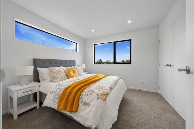 Photo of property in 1/82 Rosewarne Crescent, Glendene, Auckland, 0602