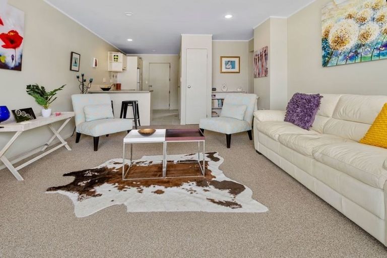 Photo of property in 2b/20 Ian Marwick Place, Birkenhead, Auckland, 0626