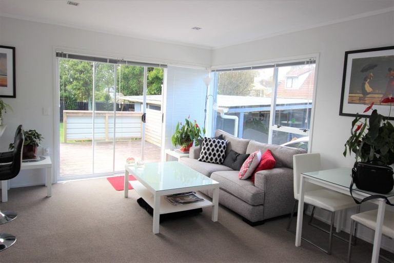 Photo of property in 2/5 Mannering Place, Hillcrest, Auckland, 0627