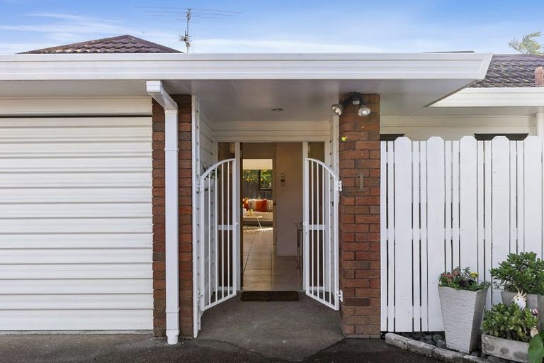 Photo of property in 1/5 Golfland Drive, Golflands, Auckland, 2013