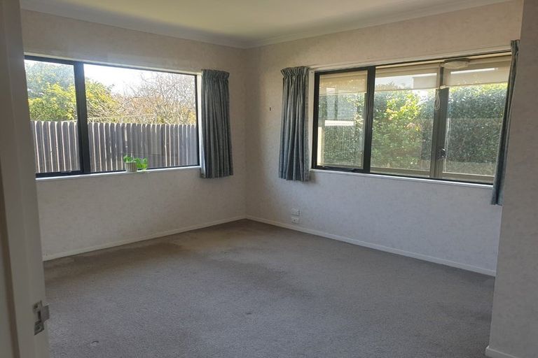 Photo of property in 3 Riversdale Drive, Merrilands, New Plymouth, 4312