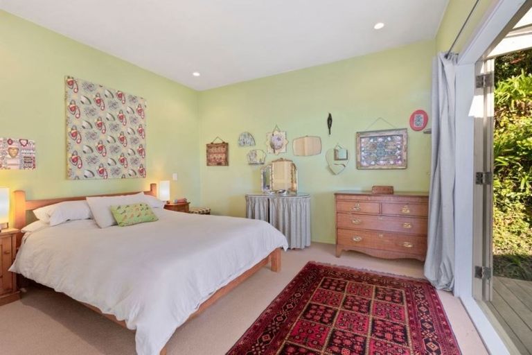 Photo of property in 15 Pitoitoi Road, Days Bay, Lower Hutt, 5013