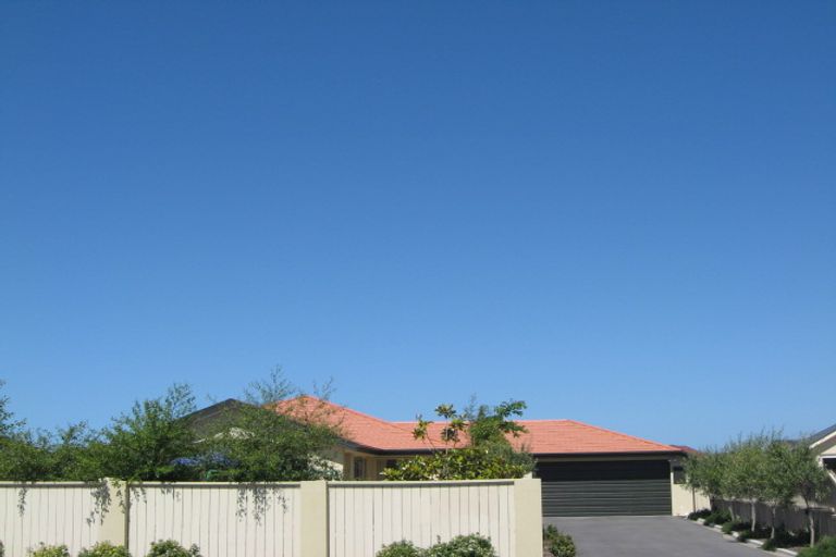 Photo of property in 16 Willowview Drive, Redwood, Christchurch, 8051