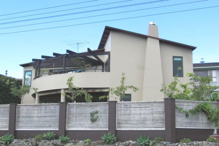 Photo of property in 2/28 Philson Terrace, Browns Bay, Auckland, 0630