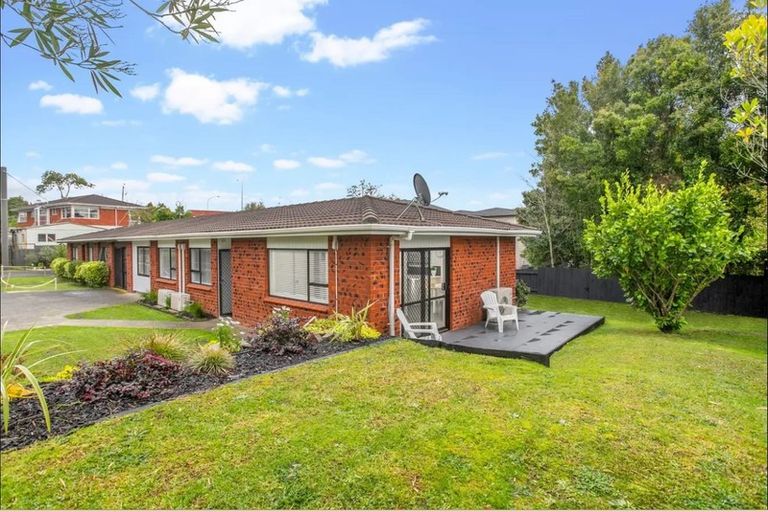 Photo of property in 2/303a Great North Road, Henderson, Auckland, 0612