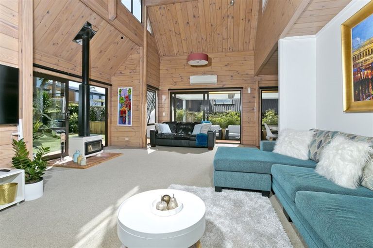 Photo of property in 2/10 Braemar Road, Castor Bay, Auckland, 0620