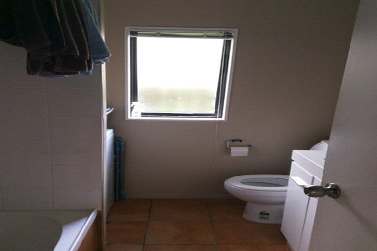 Photo of property in 14 Buisson Glade, West Harbour, Auckland, 0618