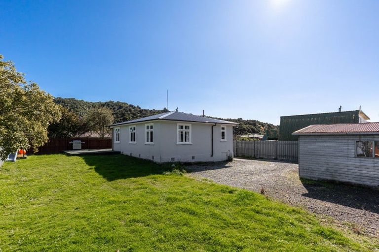 Photo of property in 49 Hampden Street, Picton, 7220