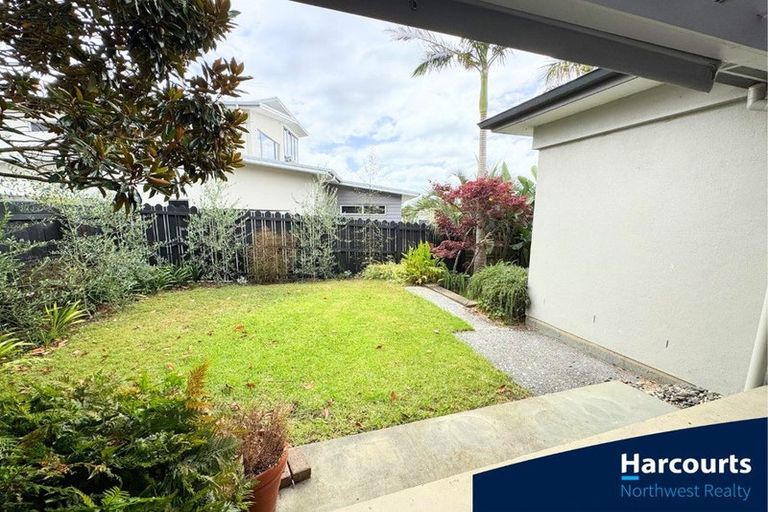 Photo of property in 86 Wiseley Road, West Harbour, Auckland, 0618