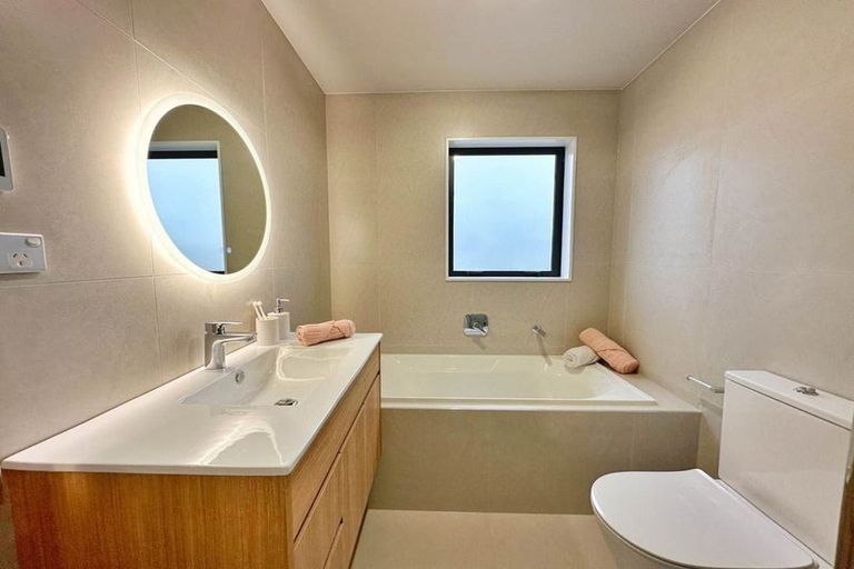 Photo of property in 10f Robert Burke Place, Henderson, Auckland, 0612