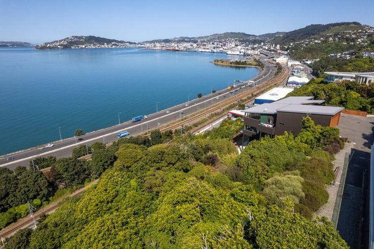 Photo of property in 22 Sovereign Point, Kaiwharawhara, Wellington, 6035