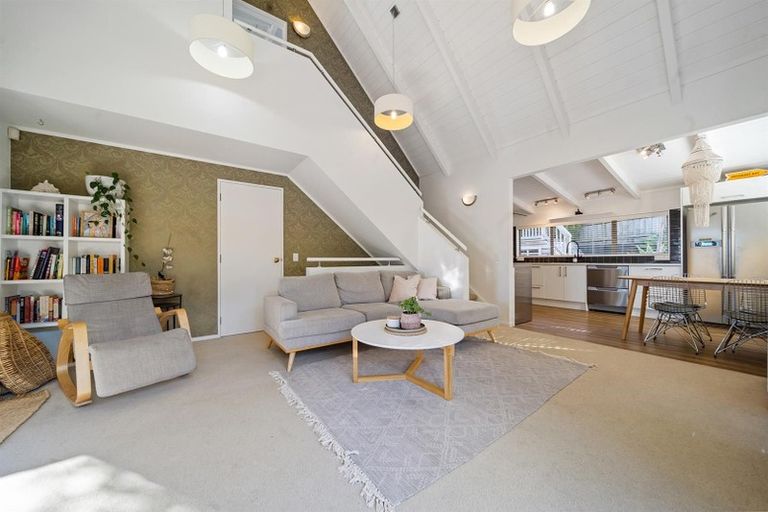 Photo of property in 2/31 Kiteroa Terrace, Rothesay Bay, Auckland, 0630
