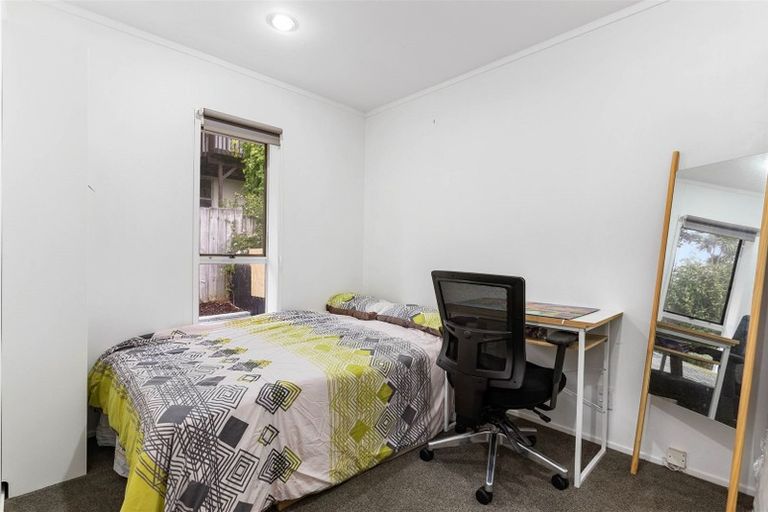 Photo of property in 2/8 Tusac Place, Totara Vale, Auckland, 0627