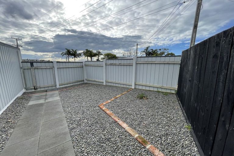 Photo of property in 1/31 Exmouth Road, Northcote, Auckland, 0627