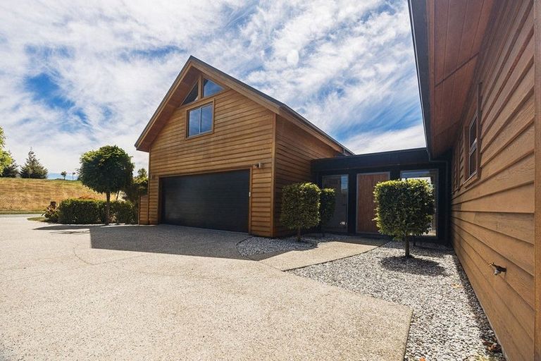 Photo of property in 12 Pendeen Crescent, Jacks Point, Queenstown, 9371