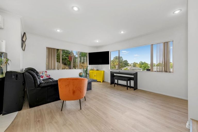 Photo of property in 3 Fairchild Avenue, Goodwood Heights, Auckland, 2105