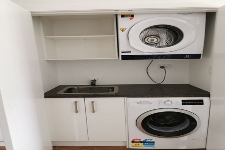 Photo of property in 92b Kelburn Parade, Kelburn, Wellington, 6012