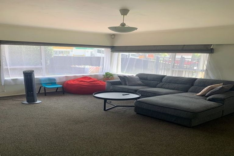 Photo of property in 1/21 Target Road, Totara Vale, Auckland, 0629