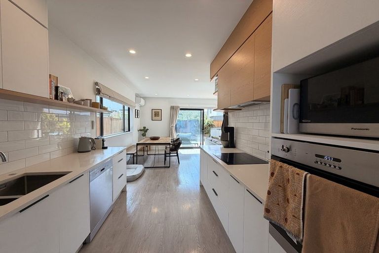 Photo of property in 3/18 Kaimai Avenue, Massey, Auckland, 0614