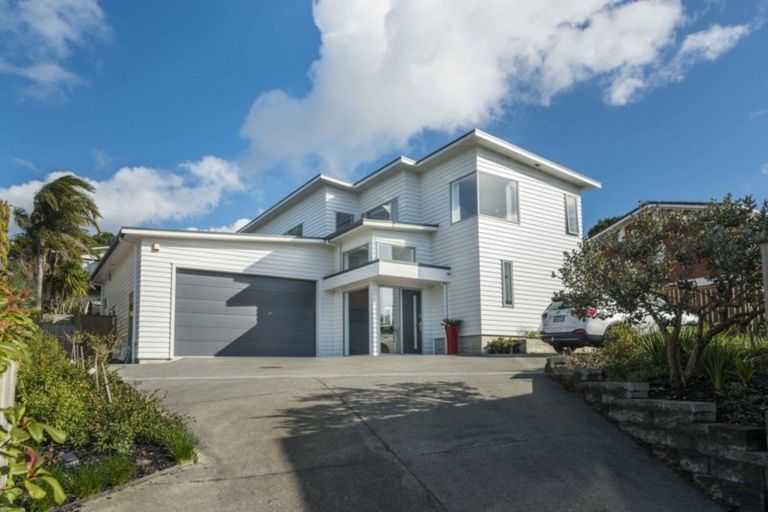 Photo of property in 3a Rossmore Terrace, Murrays Bay, Auckland, 0630