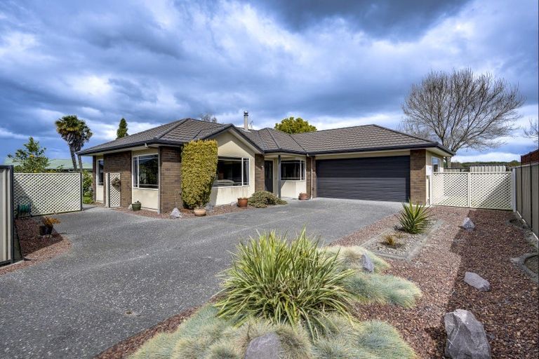 Photo of property in 19 Addington Place, Taradale, Napier, 4112