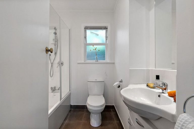 Photo of property in 26 Stewart Drive, Newlands, Wellington, 6037