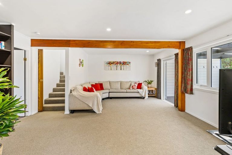 Photo of property in 15a Whangaparaoa Road, Red Beach, 0932