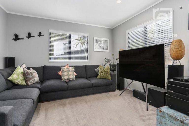 Photo of property in 17 Longview Rise, Massey, Auckland, 0614