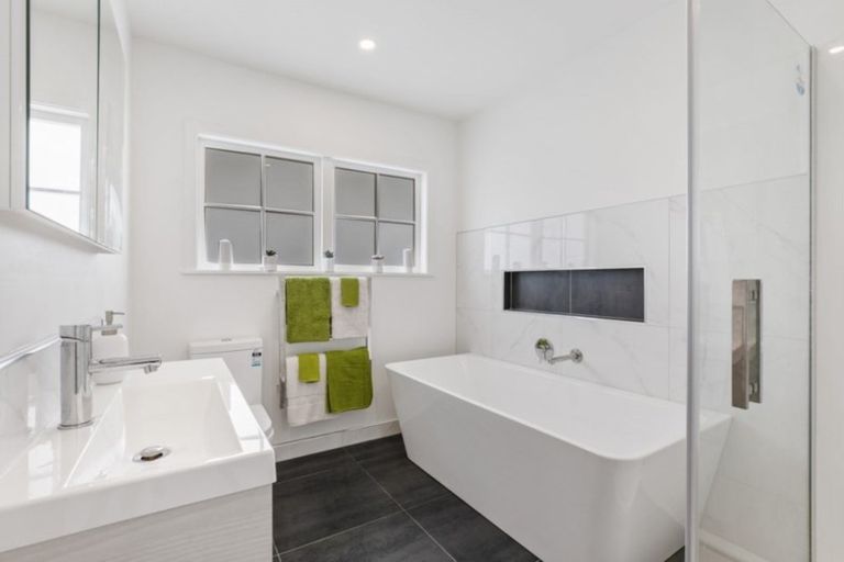 Photo of property in 70 Ray Small Drive, Pahurehure, Papakura, 2113