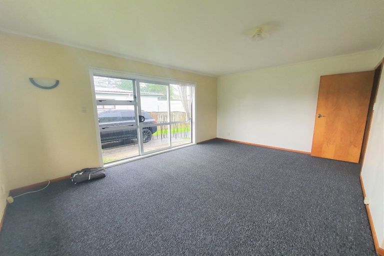 Photo of property in 1/12 Dawnhaven Drive, Te Atatu Peninsula, Auckland, 0610