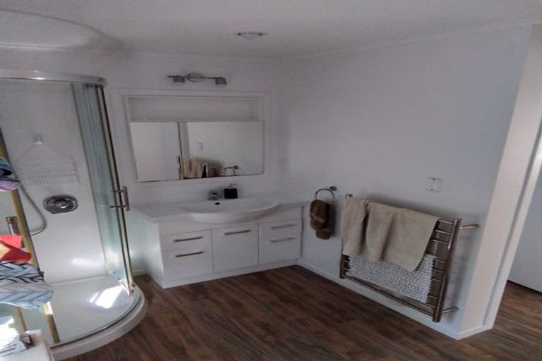 Photo of property in 2/129 Edmonton Road, Te Atatu South, Auckland, 0610