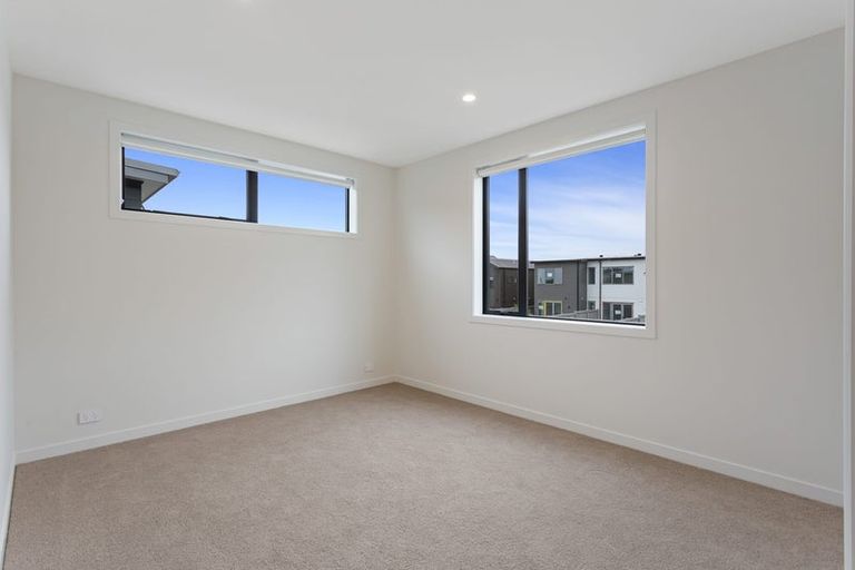 Photo of property in 16 Park Green Avenue, Rosehill, Papakura, 2113