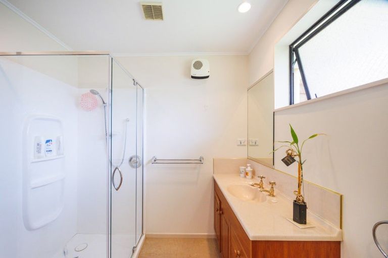 Photo of property in 9 Hillgrove Place, Fitzherbert, Palmerston North, 4410