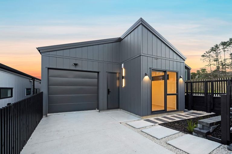 Photo of property in 4 Moko Road, Orewa, 0931