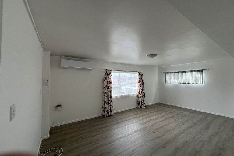 Photo of property in 2/527 Beach Road, Murrays Bay, Auckland, 0630