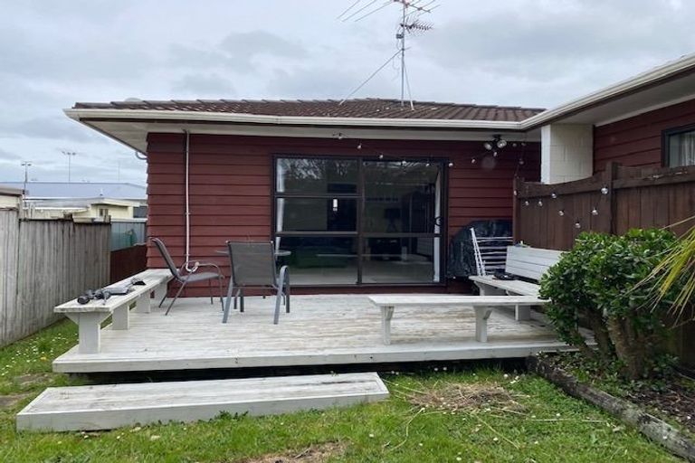 Photo of property in 2/86 Howe Street, Howick, Auckland, 2014