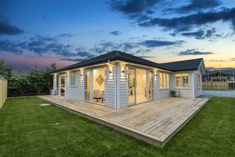 Photo of property in 12 Sir Lincoln Drive, Kumeu, 0810