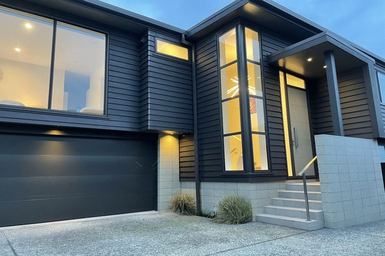 Photo of property in 4c Beach Road, Castor Bay, Auckland, 0620