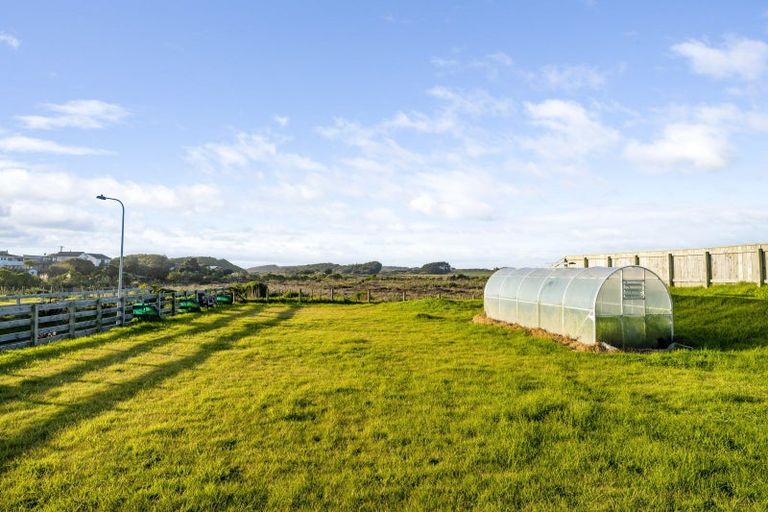 Photo of property in 15 Seagrass Place, Otaki Beach, Otaki, 5512