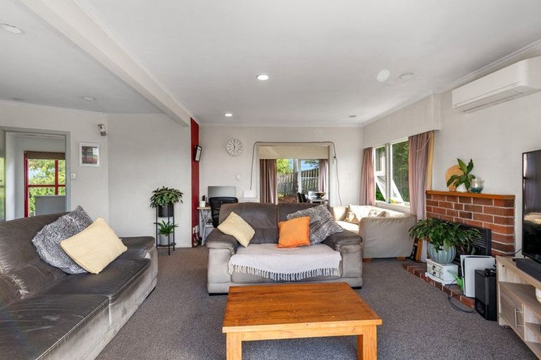 Photo of property in 1/5 Camelot Place, Glenfield, Auckland, 0629