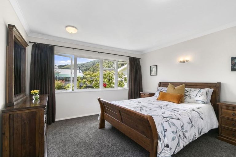 Photo of property in 41 Pukatea Street, Eastbourne, Lower Hutt, 5013