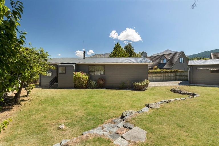 Photo of property in 7 Larch Court, Kelvin Heights, Queenstown, 9300